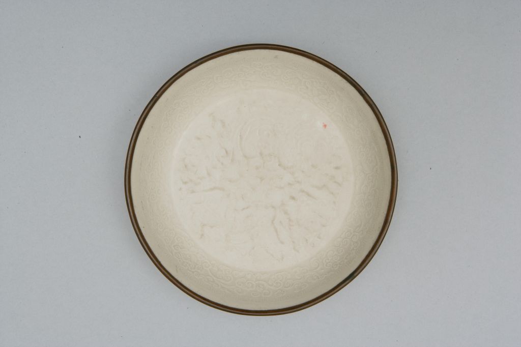 图片[2]-Ding Kiln White Glaze Carved with Qianlong Imperial Poems Printed with Spin Chi Entangled with Flower Pattern Wash-China Archive